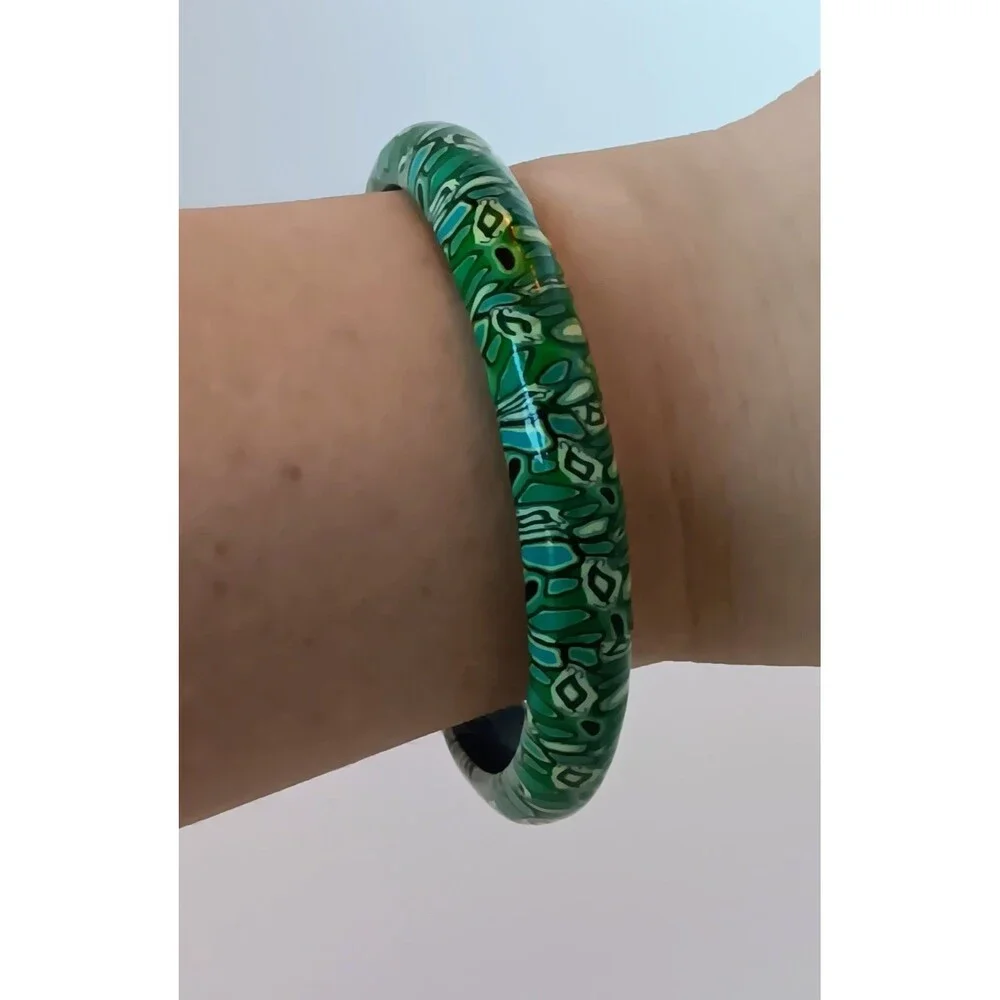 Unique Vintage Unsigned Artisan Vibrant Shades Of Green Bangle Bracelet 8 in